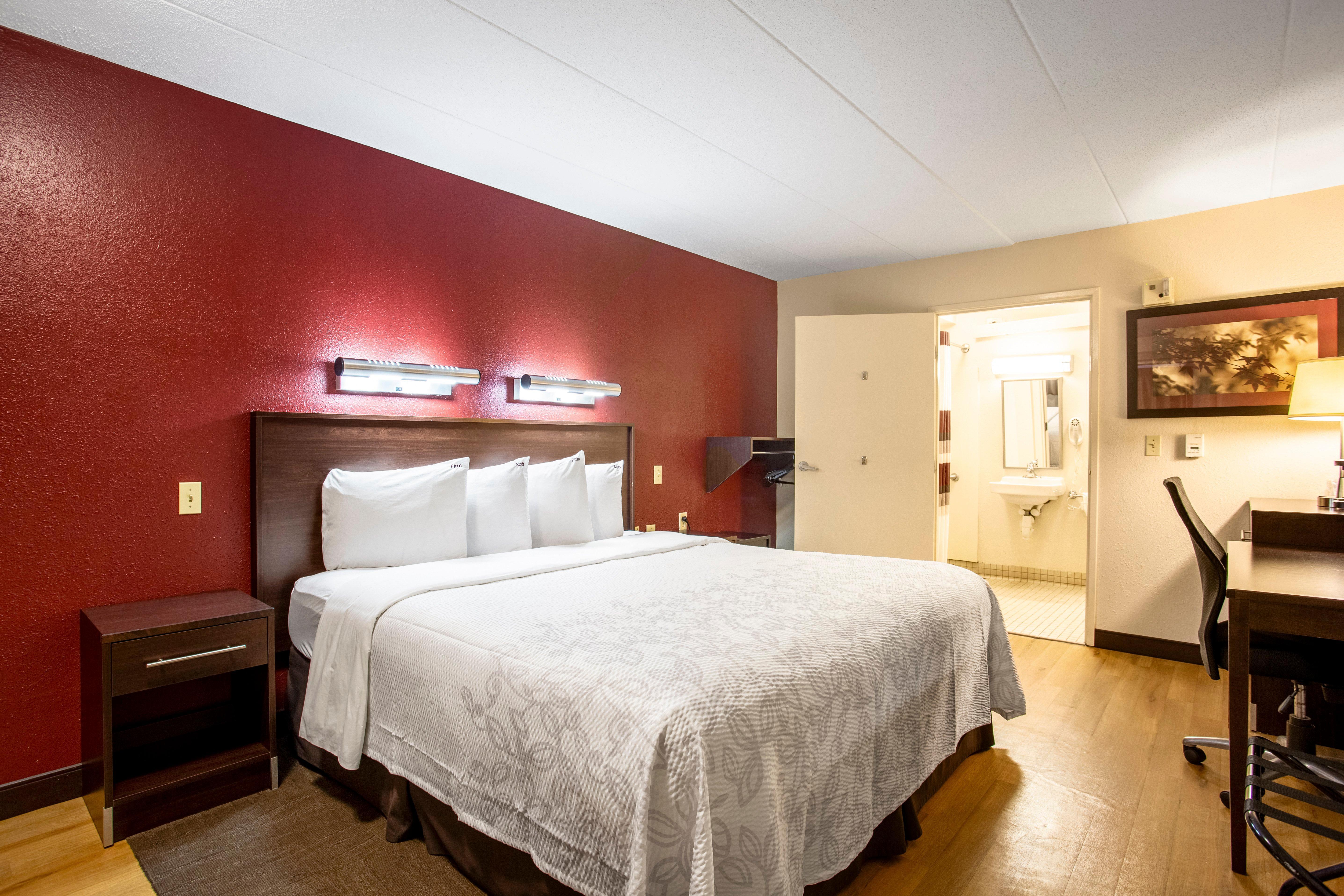 Red Roof Inn Plus+ Pittsburgh South - Airport Экстерьер фото